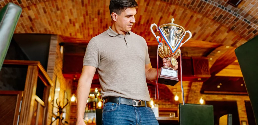 Мы застали долгожданного чемпиона Российского конкурса сомелье 2019 года Григория Чегодаева в естественной среде обитания – в его собственном ресторане Wine&Vine.